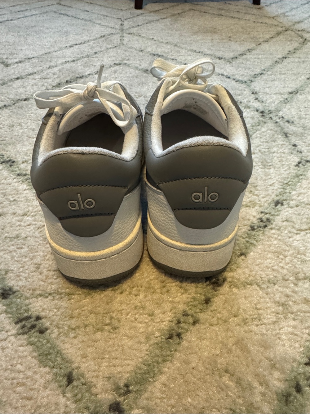 Alo Yoga - Recovery Mode Sneakers in Grey/White size 9 - Picture 5 of 7